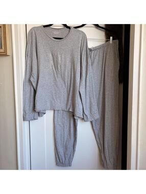 VICTORIAS SECRET TWO PIECE PAJAMA SET